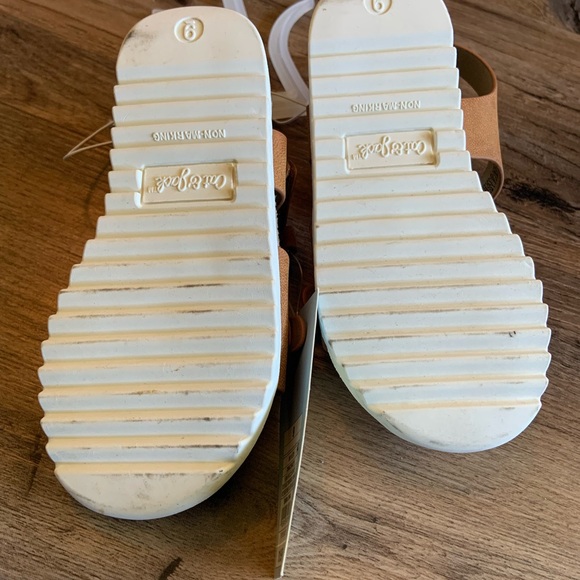 Cat & Jack toddler girls size 9 sandals have a velcro closure. - Picture 6 of 6